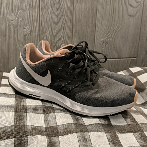 wmns nike run swift se